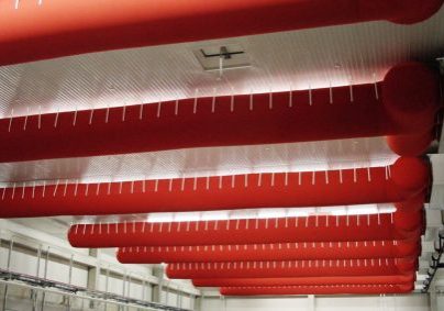 Een industrieel plafond met daaraan rode airsocks