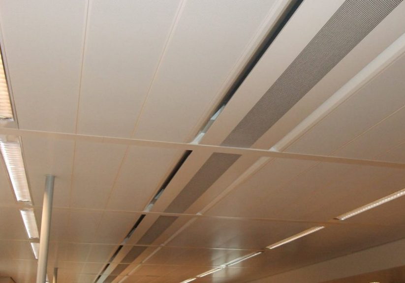 Het plafond van een kantoor met daarin inductie units verwerkt